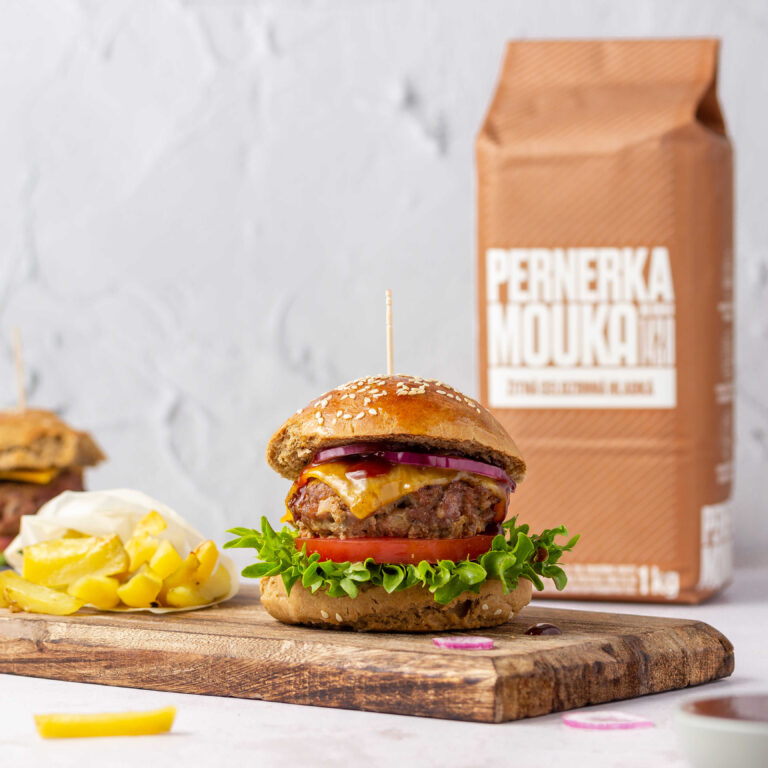 Hamburger s celozrnnými bulkami ze žitné mouky Pernerka