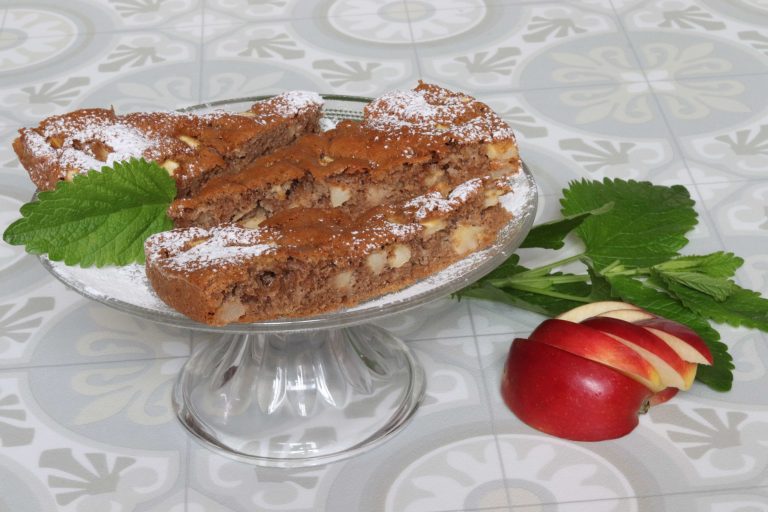 Rychlý jablečný koláč ze špaldové mouky Pernerka